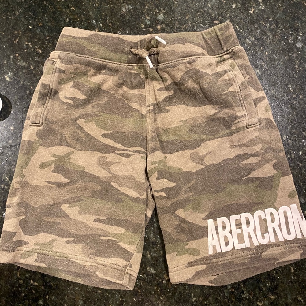Boys Abercrombie kids Sz 7/8 camo shorts